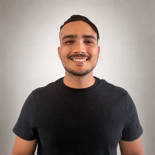 Foto de Gabriel, retrato com fundo neutro